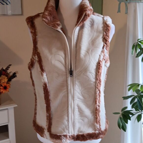 Ariat Reversible, Perforated Vest With Faux Fur Lining. Western. Coastal Cowgirl - Picture 1 of 13